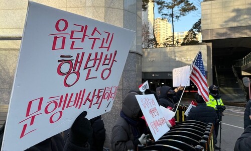 “이렇게 하면 부담 느낄걸”… 윤 지지자들, 재판관 집 앞 ‘무차별’ 시위