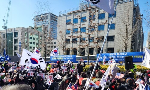 “곧 석방 소식 들릴 것”…윤석열 지지자 300명 중앙지법에 우르르