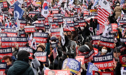 윤석열 호송차 오자 “차벽 걷어” 욕설…헌재서 ‘불복’ 외침