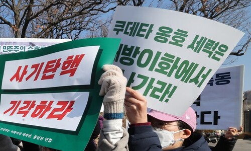 이화여대 들어간 극우 “학생증 보여달라, 중국인이냐” 또 난동 [현장]