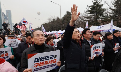 집회 몰려간 국힘 의원 30여명…음모론 편들며 ‘탄핵 불복 메시지’