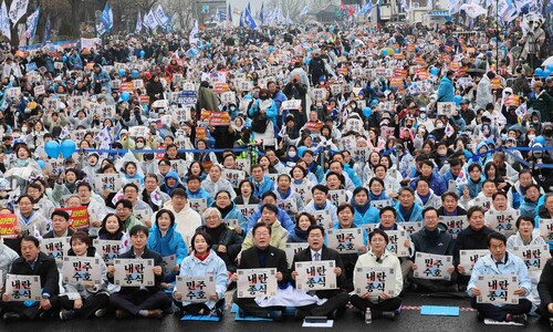 [영상] 이재명 “연평도 꽃게 밥 될 뻔”…윤석열 파면 촉구 야5당 집회