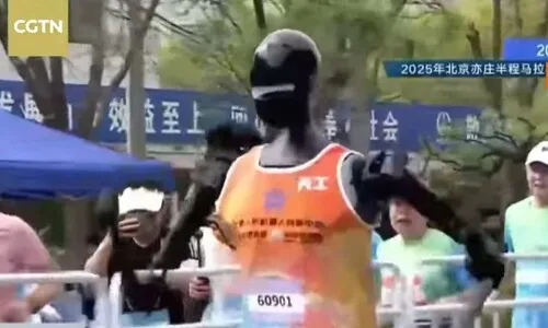 휴머노이드 로봇 중국서 첫 마라톤 대회…인간과 함께 달렸다