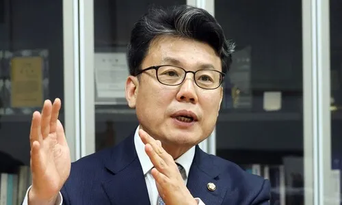 진성준 “이재명과 충돌 빚고도 재신임…다른 목소리 경청 의지” <font color="#00b8b1">[인터뷰]</font>