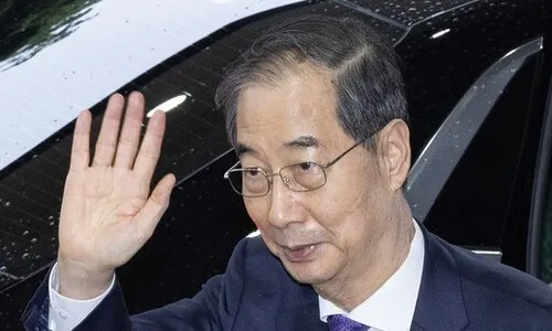 파면 정권의 한덕수 총리, 대선 출마하려 사퇴
