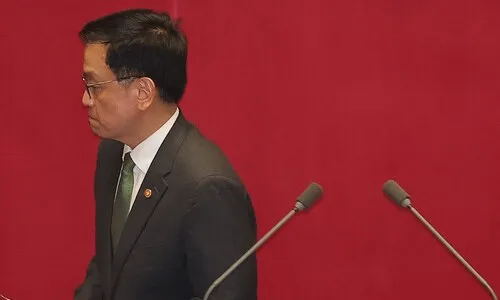 최상목 ‘기습 사의’ 한덕수 수리…부총리 탄핵안 표결 무산