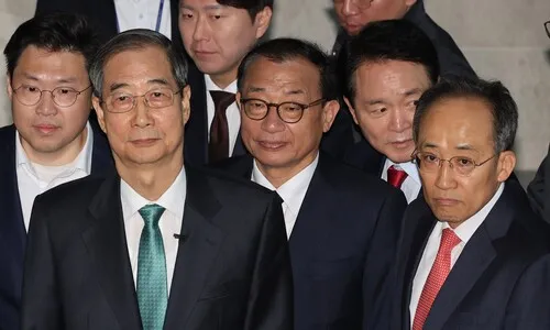 무소속 한덕수 출마…국힘 의원들 대거 회견장 가는 길 도열