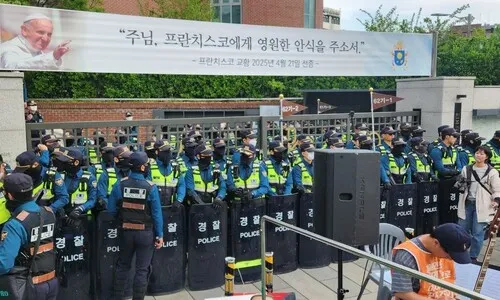 성당 종탑서 14일 농성 마치자마자 장애인단체 활동가 3명 연행
