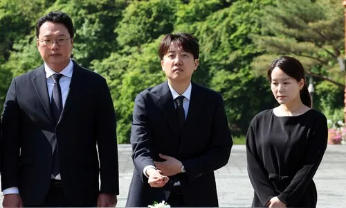 이준석, ‘참배 무산’ 한덕수 보란 듯 5·18 민주묘지 찾아