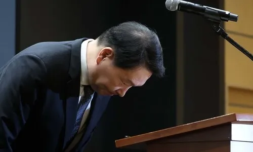 최태원, SKT 해킹 사태 19일 만에 고개 숙여 사과