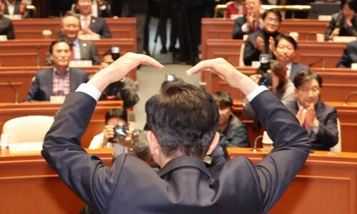 김문수 손하트로 시작한 국힘 ‘단일화 의총’ 15분 만에 파국