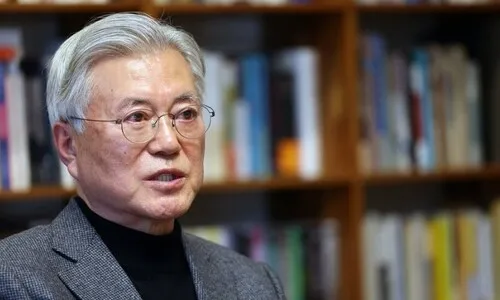 <font color="#FF4000">[단독] </font>검찰 “문재인 전 대통령, 딸 부부에 지원계획 전달”…문 쪽 “소설”