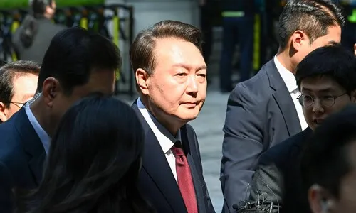 <font color="#00b8b1">[영상]</font> ‘내란 재판’ 윤석열 첫 포토라인…“사과할 뜻 있냐” 묻자 함구