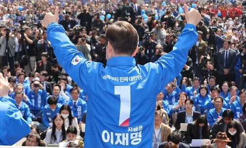 ‘통합’ 내세운 민주당 출정식…이재명 “분열 넘어 통합, 대립 넘어 실용”