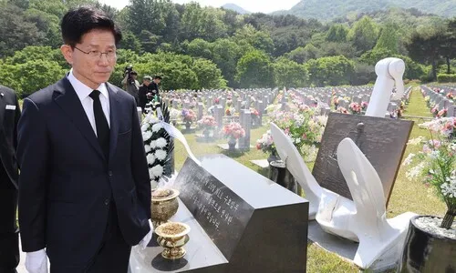 현충원 간 김문수, 채 상병 묘역 코앞 ‘패싱’…“다 참배할 순 없어”