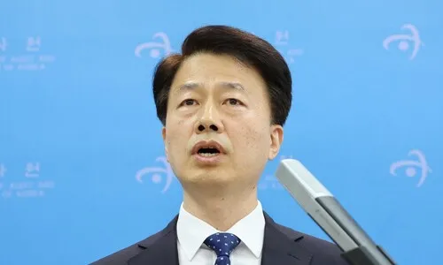 <font color="#FF4000">[단독]</font> 낯뜨거운 감사원 ‘감나무숲’… 실명 전환 뒤 충성 경쟁 통로로