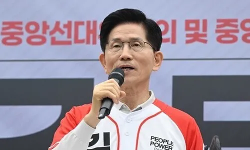 김문수 “윤석열 탈당하란 건 옳지 않아”…절연 요구 일축