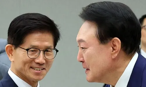 윤석열 ‘내란 변호인’ 김문수 캠프로…국힘서도 “선거 어떻게 하냐”