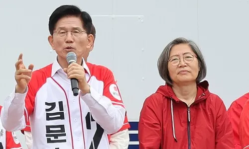 “문수야 어떡하냐” 이수정, 김문수 만나 두손 악수