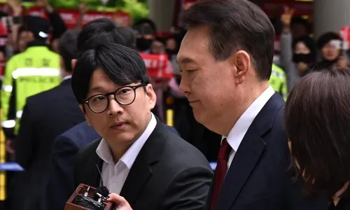 법원 온 윤석열, ‘계엄 사과할 생각 있냐’ 질문에 묵묵부답