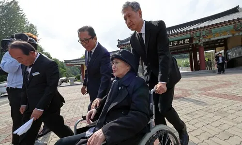 노태우 부인·아들 ‘5·18 참배’에…“회고록 수정·비자금 밝히길” 지적