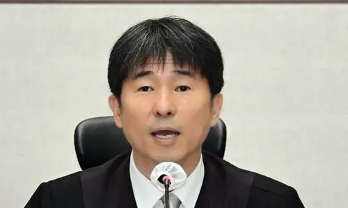 룸살롱 사진에도…지귀연, 추가 입장 표명 없이 ‘내란 재판’ 진행