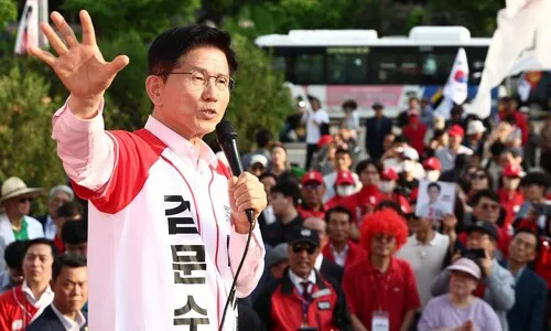김문수, 윤석열 영화 관람에 “선관위 해명해야”…‘중도 확장’ 문닫나