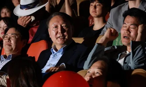 “윤석열, 이재명 선거운동 중”…영화 ‘부정선거’ 관람에 국힘 곤혹