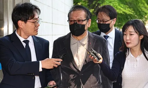 <font color="#FF4000">[단독]</font> 통일교 전 간부, 김건희 디올백 수수 영상 공개 뒤 건진에 “목걸이 돌려 달라”