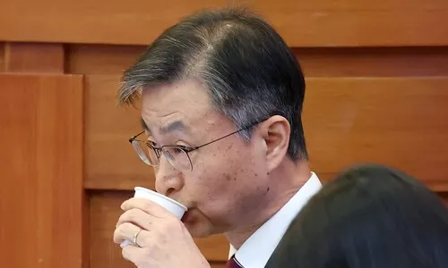 <font color="#FF4000">[단독]</font> ‘표적감사’ 고발되자 소송비 지원하게 감사원 훈령 바꿨다