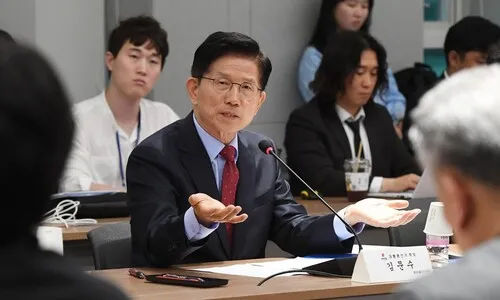 김문수 “나는 아내 말 다음으로 의사 말 잘 들어…의정 갈등 무조건 사과”