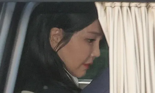 [단독] ‘김건희 샤넬백’ 통일교 전 간부, 돌연 재단 철수…“오늘까지만”