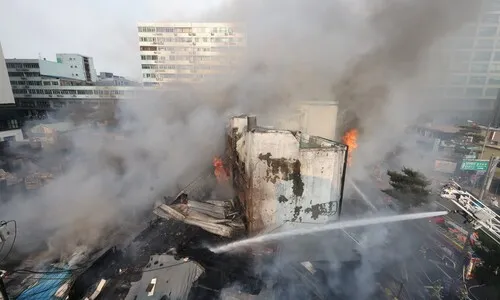 서울 세운상가 주변 불길 3시간째 안 잡혀…70대 노인 연기 흡입
