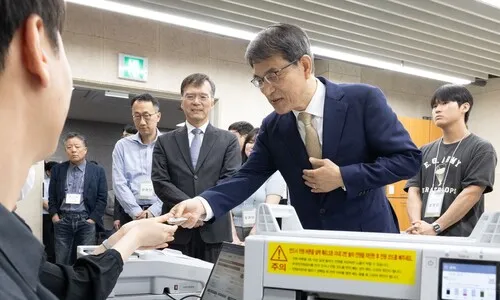 본인 도장 아닌 ‘기표용구’로만 투표…기표소 안 ‘인증샷’ 안 돼