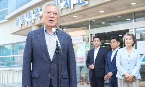 사전투표 한 문재인 “윤석열과 내란세력, 압도적으로 심판해야”