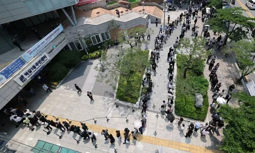 <font color="#00b8b1">[포토] </font>사전투표 첫날 ‘역대급 투표율’…“1시간 기다려도 투표할래요”