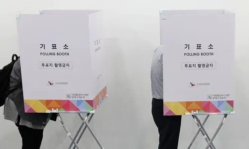 ‘부정선거 감시?’…보수단체, 사전투표소 주변서 투표자 수 집계