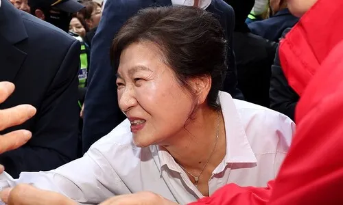 박근혜, 선거 앞 8년 만에 대구 서문시장 찾은 이유는?