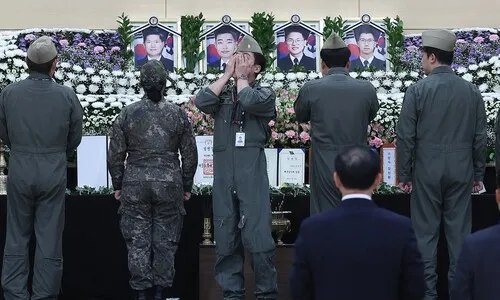 포항 초계기 사고 합동분향 이틀째…“다시는 이런일 없게”