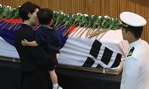 3살 아들, 해군 아빠 누운 관 쓰다듬으며…‘초계기 추락’ 순직 영결식