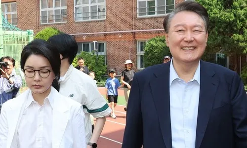 투표장 벗어나던 침묵의 윤석열, 이 질문에 ‘헛웃음’ 터뜨렸다
