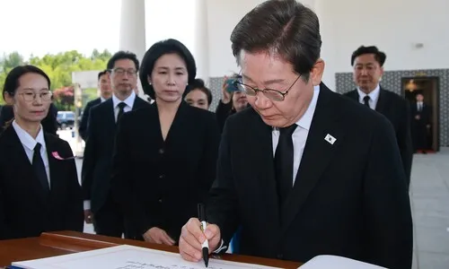 이재명 대통령, 현충원 참배 “국민이 주인인 나라 만들겠다”
