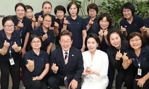 청소노동자와 찍은 사진엔 이 대통령의 ‘가족사’가 담겨 있다