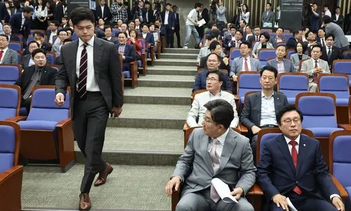 국힘 의총서 “‘쇼’라도 지도부 총사퇴해야”…친윤계는 반대