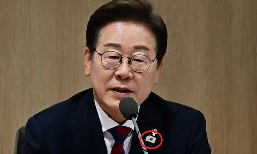 이 대통령이 찬 ‘태극기 배지’ 모서리가 찌그러진 이유