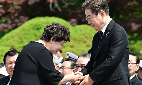 이 대통령, 초계기 순직장병 유족 손 잡고 위로…현충일 추념식 뒤엔 시장 방문