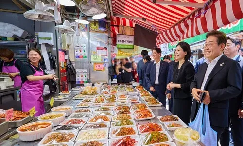 시장 깜짝 방문한 이 대통령…온누리상품권으로 찬거리 구매