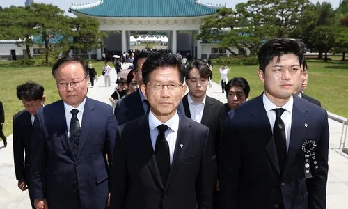 당대표 욕심 없다는 김문수, 현충원 참배하며 사흘째 공개 행보