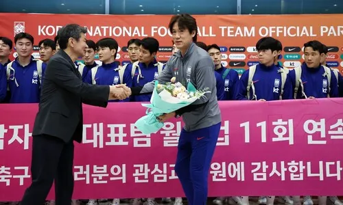 11회 연속 월드컵 본선행 홍명보 감독 귀국…“젊은 선수들에게 기회 준다”