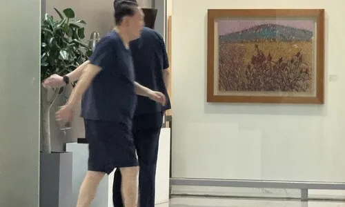 윤석열, 이번엔 ‘반바지 산책’…경찰 소환날 아크로비스타 활보 “경악”